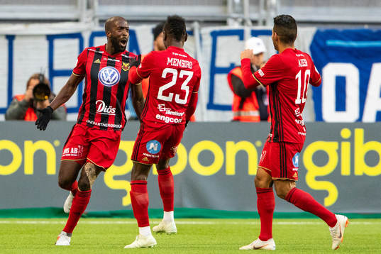 Östersunds Ronald Mukiibi jublar med lagkamrater