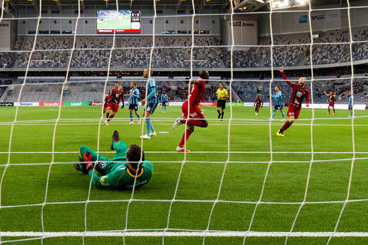 Östersunds Ronald Mukiibi jublar
