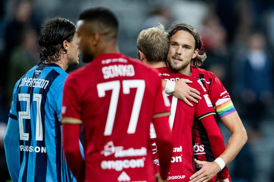 Östersunds Tom Pettersson kramar om Curtis Edwards
