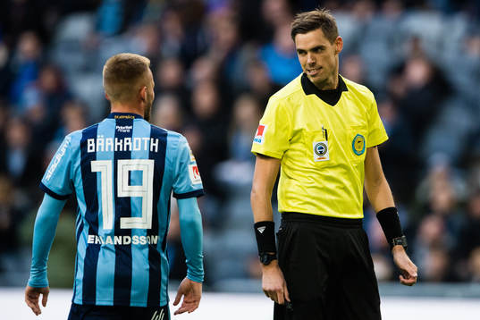 Djurgårdens Nicklas Bärkroth och domare Magnus Lindgren
