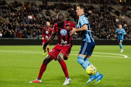 Östersunds Ronald Mukiibi i kamp om bollen med