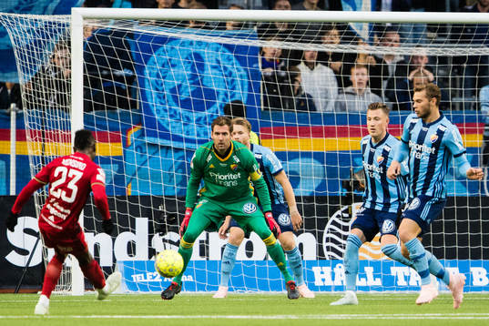 Östersunds Samuel Laryea Mensiro med ett skott mot