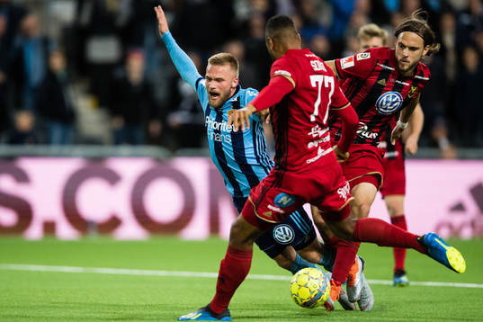 Djurgårdens Nicklas Bärkroth går omkull