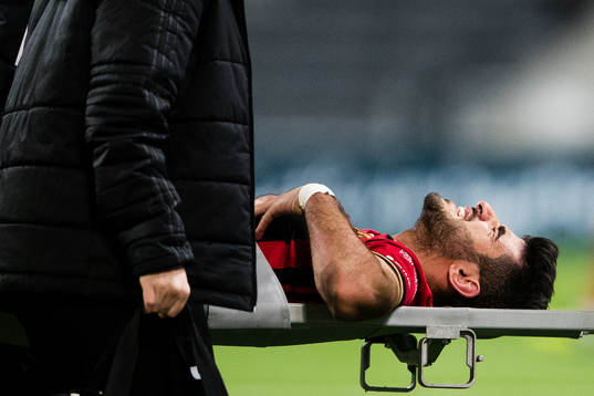 Östersunds Rewan Amin bärs ut på bår med en befarad