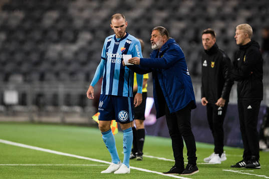 Djurgårdens Marcus Danielson får instruktioner av