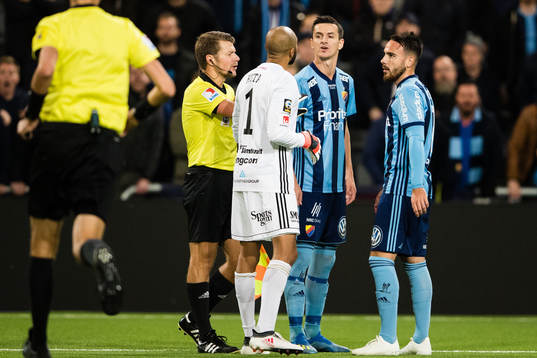 Östersunds målvakt Aly Keita i samtal med Djurgårdens