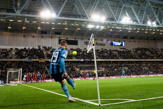 Djurgårdens Nicklas Bärkroth med en hörna