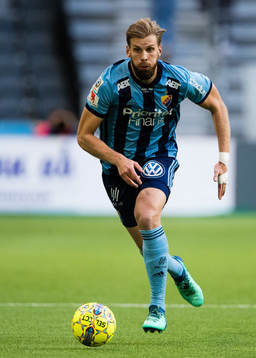 Djurgårdens Niklas Gunnarsson med bollen