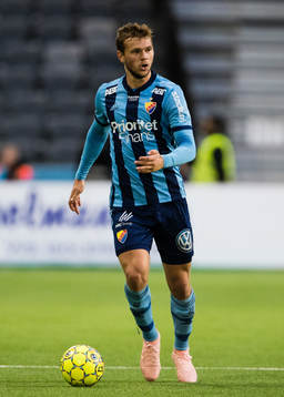Djurgårdens Jesper Karlström med bollen
