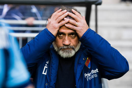 Djurgårdens tränare Özcan Melkemichel tar sig för