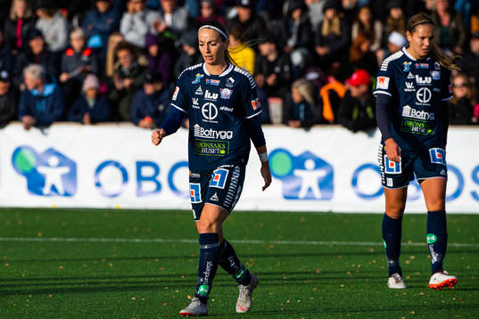Linköpings Kosovare Asllani och Emma Lennartsson deppar