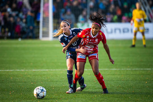 Linköpings Kosovare Asllani och Piteås Madelen Janogy