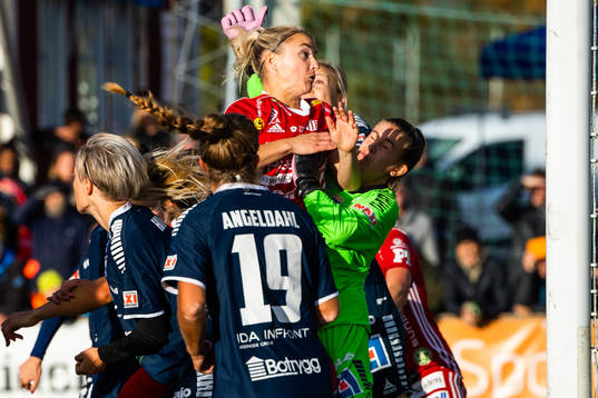 Piteås Emelie Lövgren och Linköpings målvakt Julia