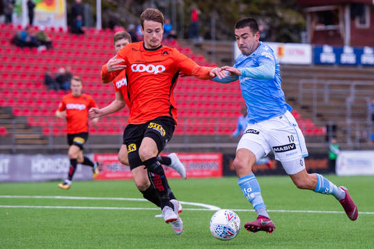 Martin Ueland of Åsane and Sanel Kapidzic of Sandnes Ulf