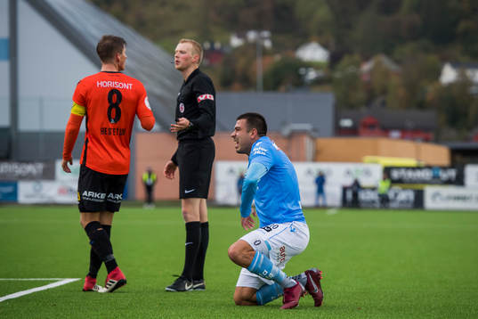 Jonas Hestetun of Åsane, referee Eivind Bodding and Sanel