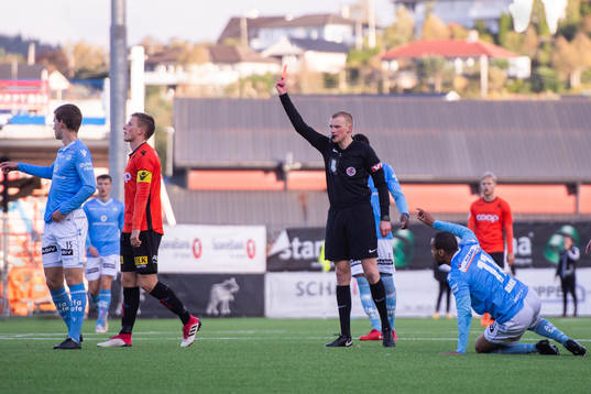 Jonas Hestetun of Åsane recipes a red card