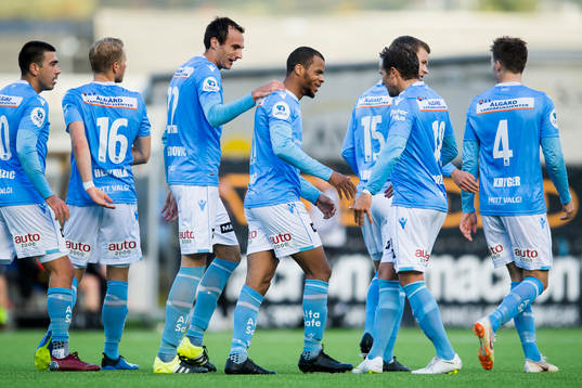 Erixon Danso of Sandnes Ulf celebrates with his teammates