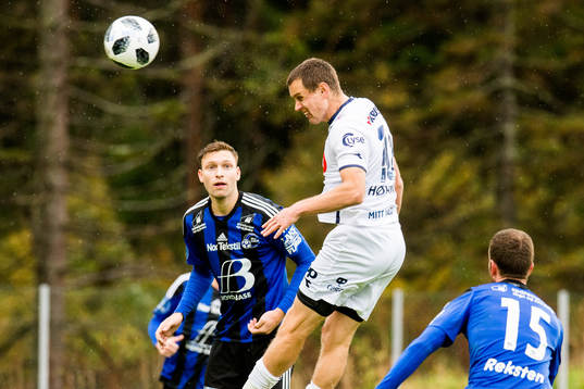 Tommy Høiland of Viking scores the 3-2 goal