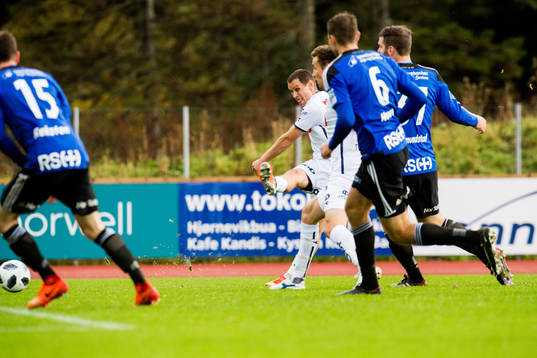 Tommy Høiland of Viking scores the 2-1 goal