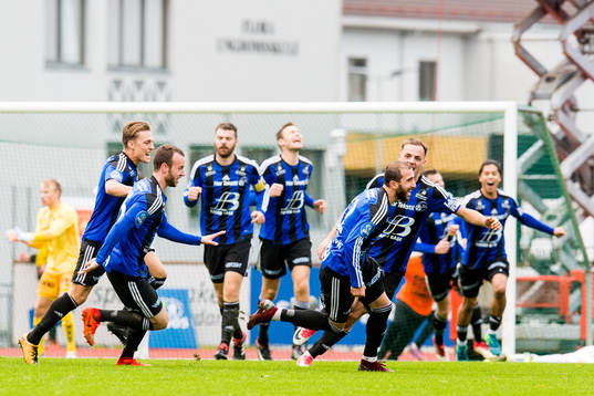 Lorent Callaku and the players of Florø celebrate the 1-0