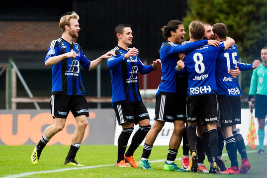Lorent Callaku and the players of Florø celebrate the 1-0