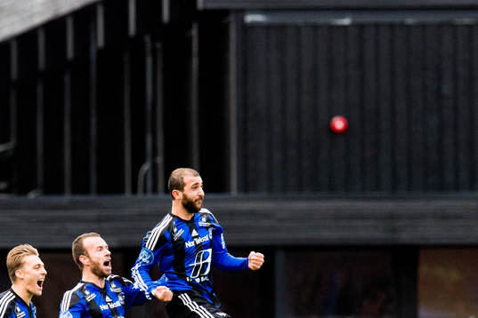 Lorent Callaku and the players of Florø celebrate the 1-0