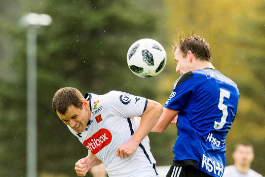 Tommy Høiland of Viking and Christer Husa of Florø