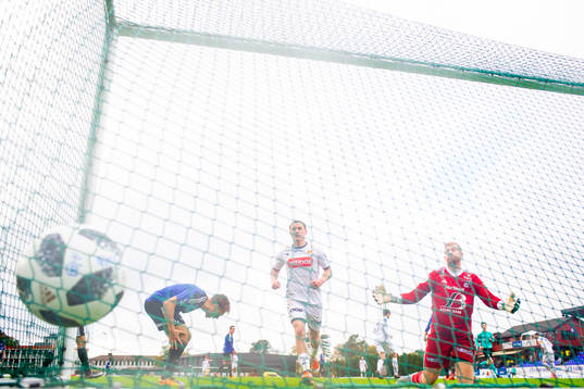 Tommy Høiland of Viking scores the 3-2 goal behind
