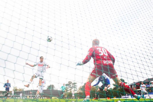 Tommy Høiland of Viking scores the 3-2 goal behind