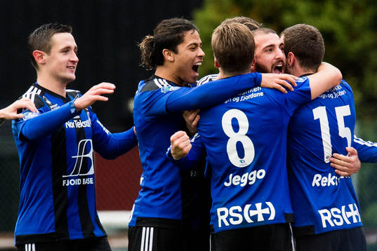 Lorent Callaku and the players of Florø celebrate the 1-0