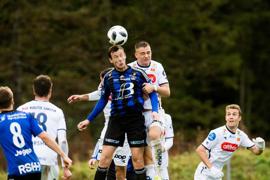 Christer Husa of Florø and Markus Nakkim of Viking