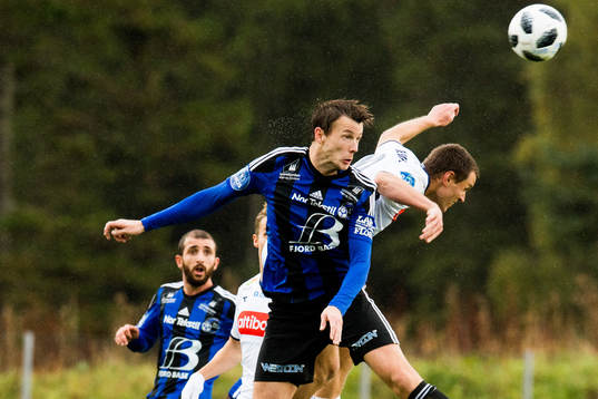 Tommy Høiland of Viking and Christer Husa of Florø