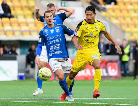 Halmstads Kosuke Konishita och Norrbys Jonathan Azulay