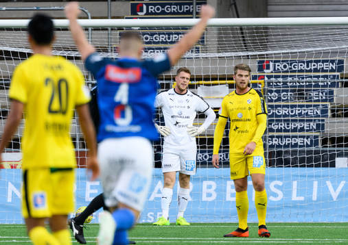Halmstads målvakt Malkolm Nilsson och Marcus Mathisen