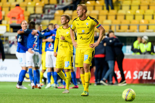 Halmstads Peter Larsson deppar och Norrbys spelare jublar i