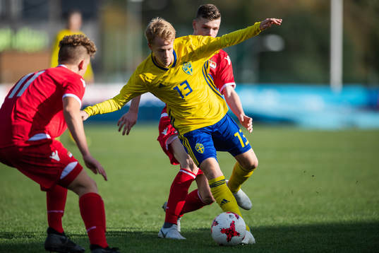 Liechtensteins  Andrin Netzer och Sveriges David Edvardsson