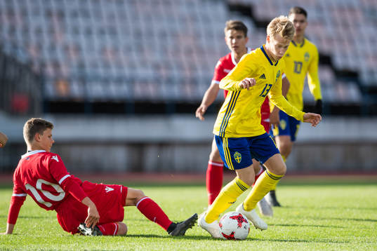 Liechtensteins Liam Kranz glidtacklar mot Sveriges David