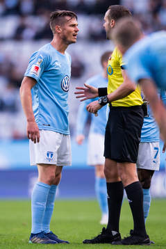 Malmö FFs Markus Rosenberg i samtal med domaren