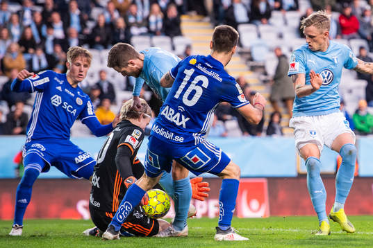 Malmö FFs Lasse Nielsen sparkar på Sundsvalls Sundsvalls