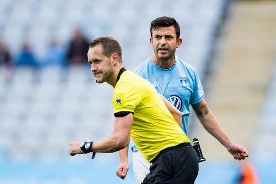Domare Victor Wolf och Malmö FFs Behrang Safari