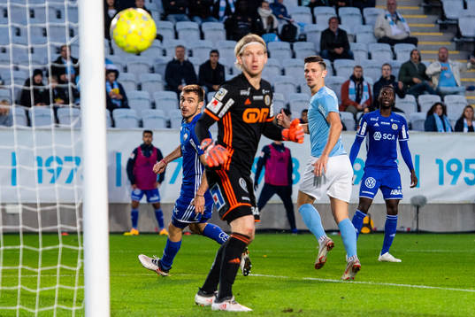 Malmö FFs Marcus Antonsson ser sin nick gå strax utanför