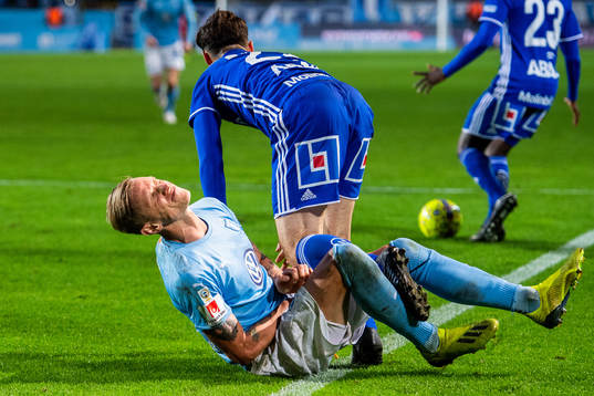 Malmö FFs Mattias Andersson har ont