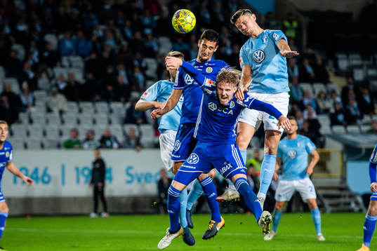 Malmö FFs Marcus Antonsson i nickduell med Sundsvalls Eric