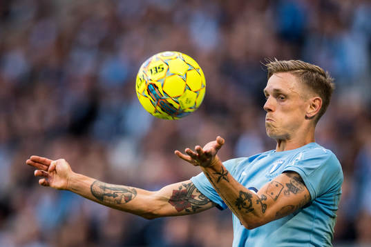 Malmö FFs Sören Rieks bröstar ner bollen