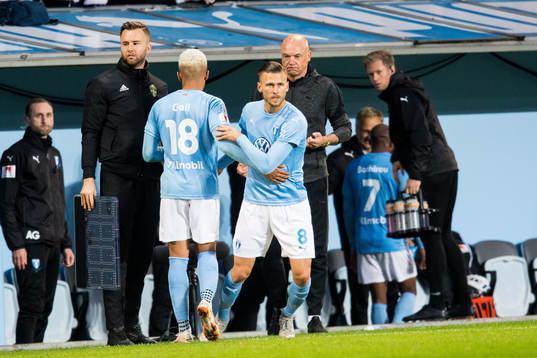 Malmö FFs Arnór Ingvi Traustason byter med Romain Gall