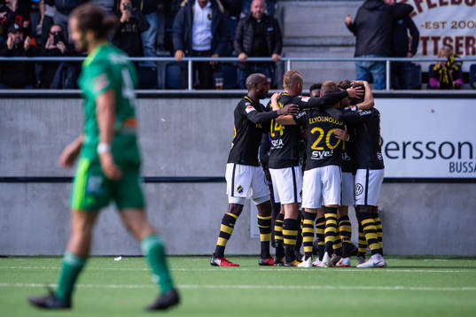 s Kristoffer Olsson blir omkramad