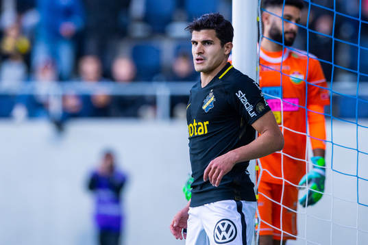 s Tarik Elyounoussi jublar