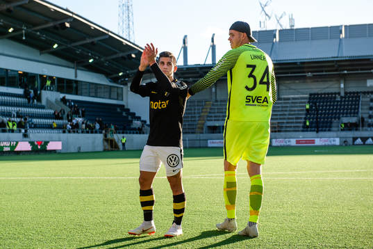 s Nicolas Stefanelli och målvakt Oscar Linnér jublar
