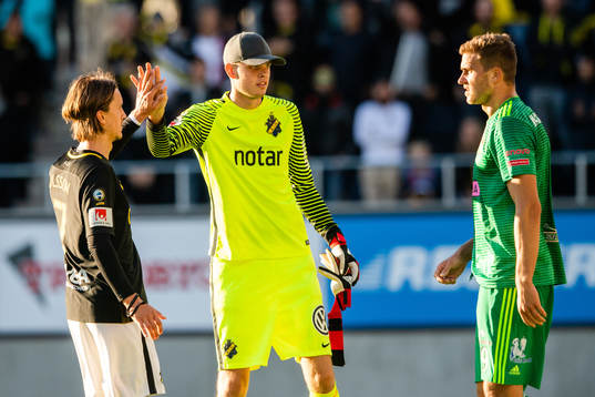 s Kristoffer Olsson och målvakt Oscar Linnér jublar