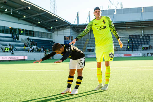 s Nicolas Stefanelli och målvakt Oscar Linnér jublar
